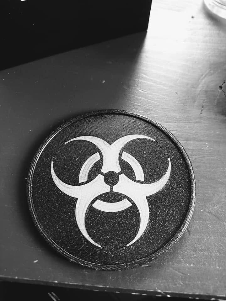 Dessous de Verre "Virus" Biohazard & Socle : Contaminez votre Setup de Style